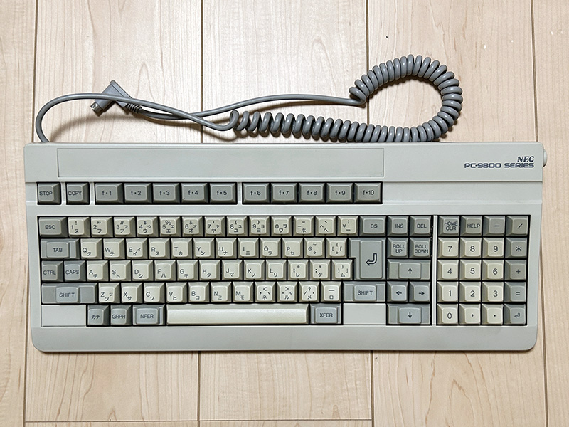 キーボードはPC-9800SERIESと右上に書かれていますが、同種のキーボードには設置されているプログラマブルファンクションキーのvf･1からvf･5までは省かれているほか、CAPSキーとカナキーがメカニカルロックとなっているため、左下にそれらが押下されている状態かどうかを示すLEDなどがありません。