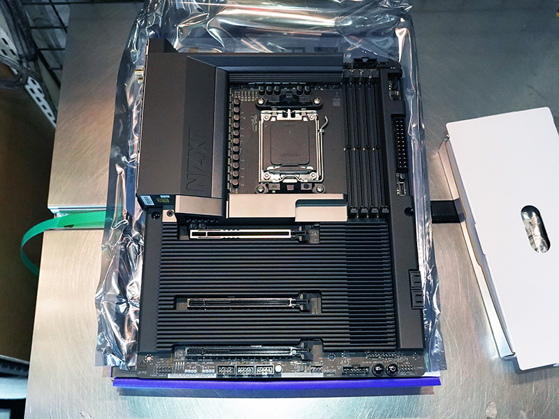 「N7 B850」のブラック