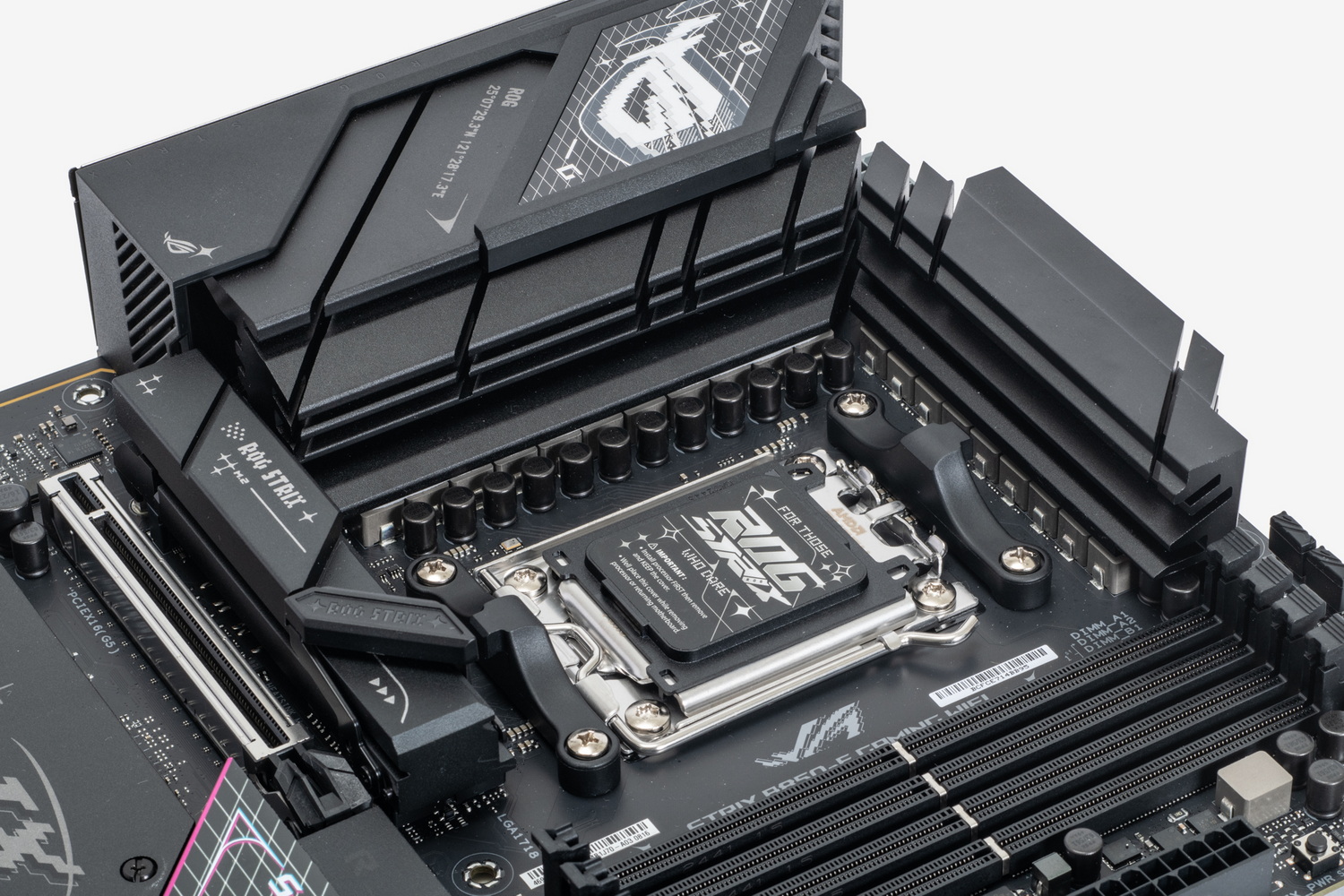 16+2+2フェーズの80A SPSという高出力対応かつ大規模な電源回路を採用。ヒートシンクも分厚いものを搭載している