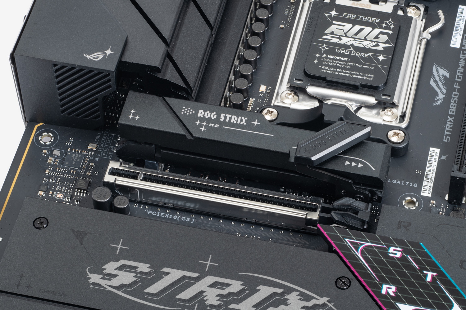 CPUに近いPCI Express 5.0 x4対応のM.2スロットは分厚いヒートシンクを採用、ワンタッチで取り外しも可能だ。PCI Express 5.0 x16スロットはPCIe Slot Q-Release Slim仕様