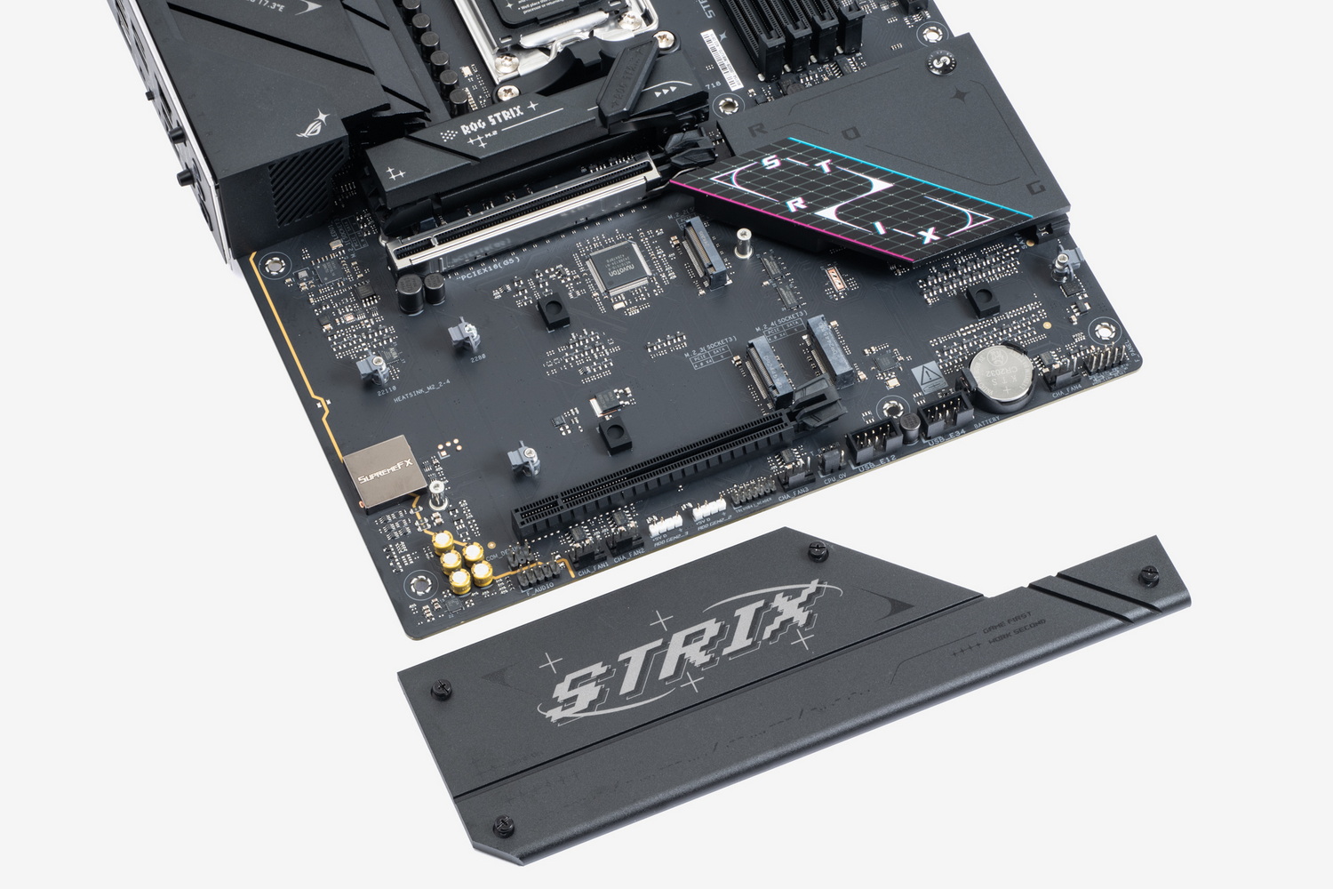 M.2スロットは4基も用意されており、すべてにヒートシンクを搭載。2基はPCI Express 5.0 x4対応だ