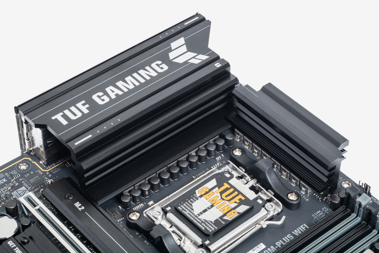 14+2+1フェーズ（すべて80A）のDrMOSを採用する電源回路。microATXサイズとしては大規模でヒートシンクも厚めのものが採用されている