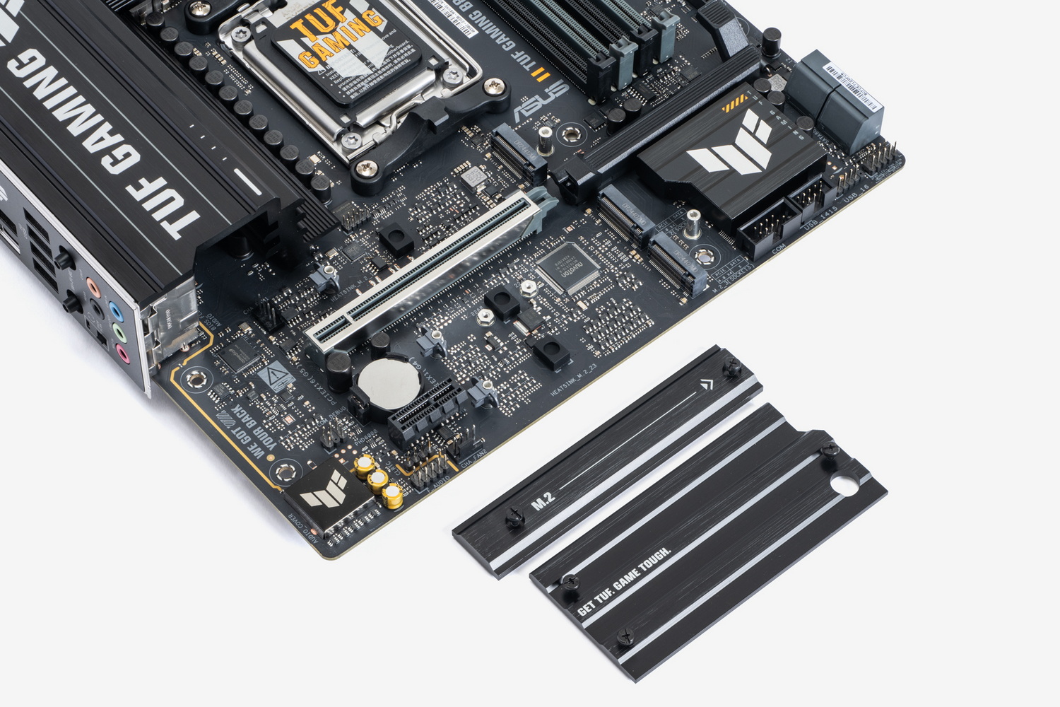 M.2スロットはmicroATXでは多めの3基。すべてにヒートシンクを搭載と冷却力も確保されている