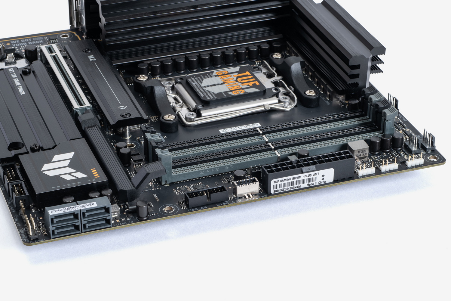 ファン用コネクタを6基、ARGB用コネクタを3基備えているので冷却力を高めたい、ドレスアップしたというニーズにも応えやすい。SATAも4基サポート