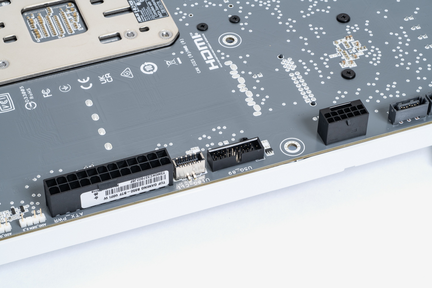 BTFではほとんどのコネクタ類がマザーボードの裏面側に配置されている