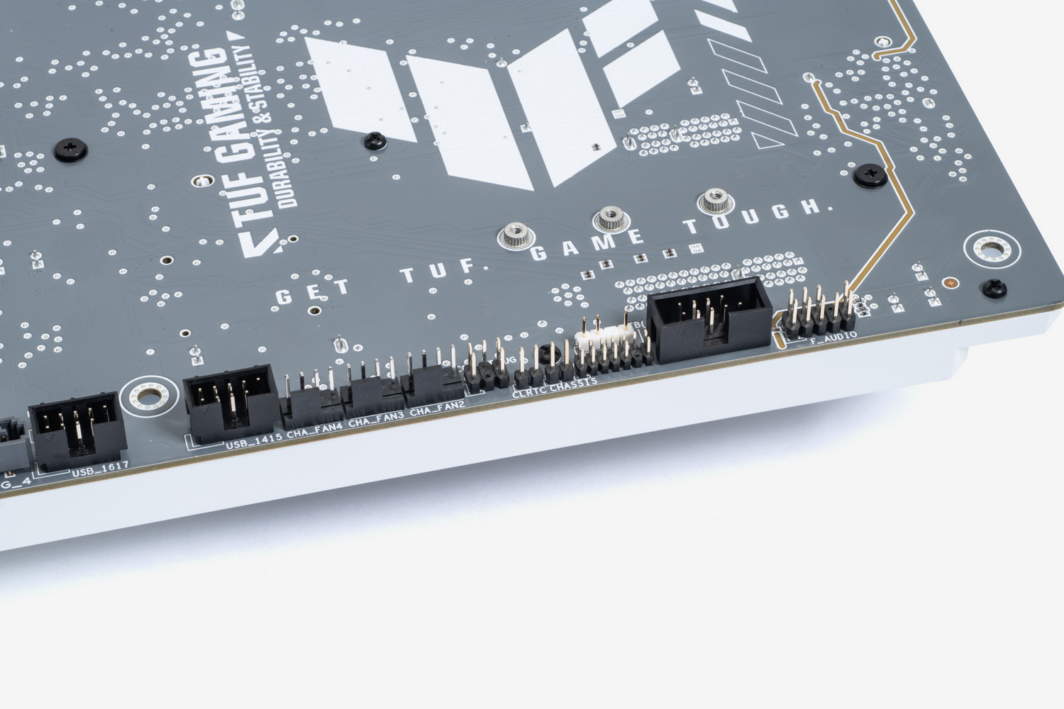 BTFではほとんどのコネクタ類がマザーボードの裏面側に配置されている