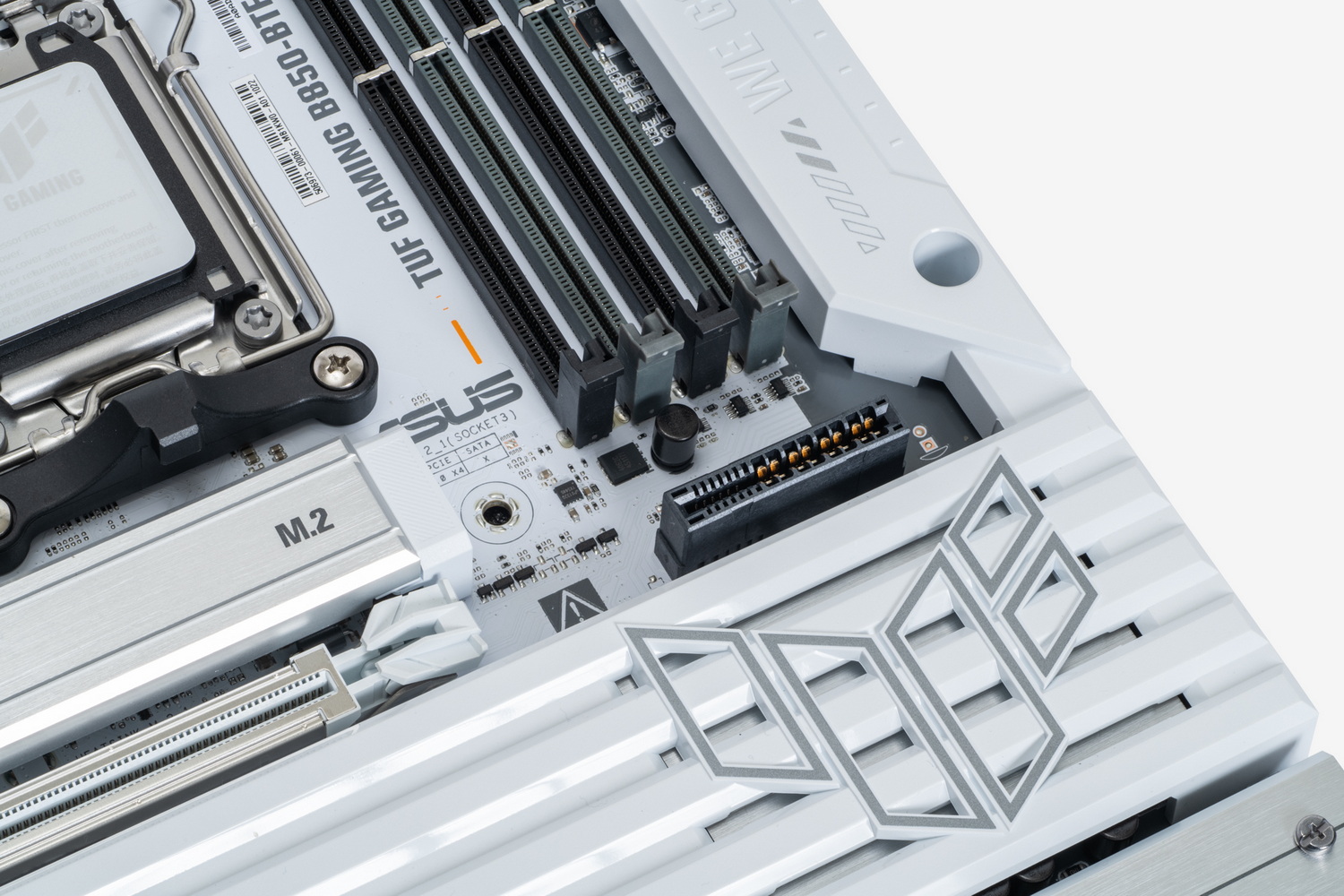 x16スロットの後ろ側に最大600W給電可能な専用スロットを用意。BTF対応ビデオカードと組み合わせることで補助電源ケーブルの接続を不要にする