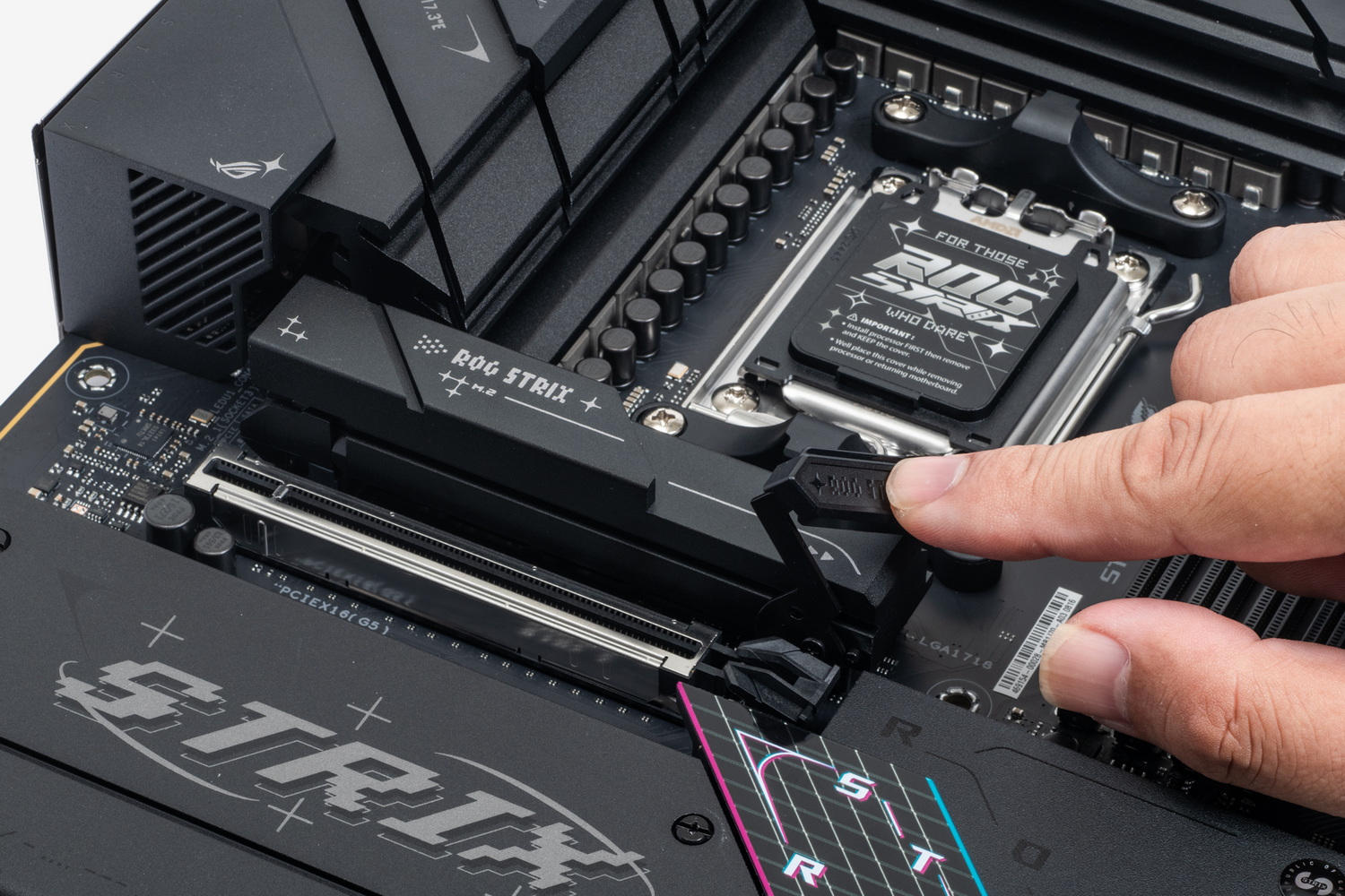 M.2スロットのヒートシンクをワンタッチで取り外せる「M.2 Q-Release」