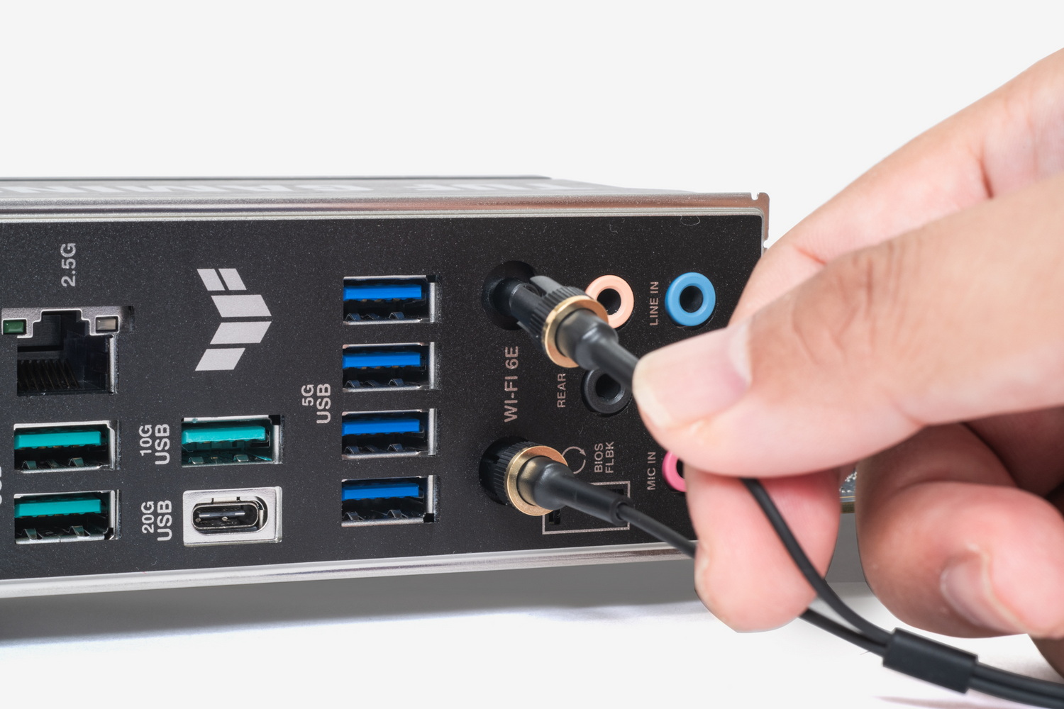 Wi-Fi用のアンテナを挿し込むだけで固定できる「Q-Antenna」