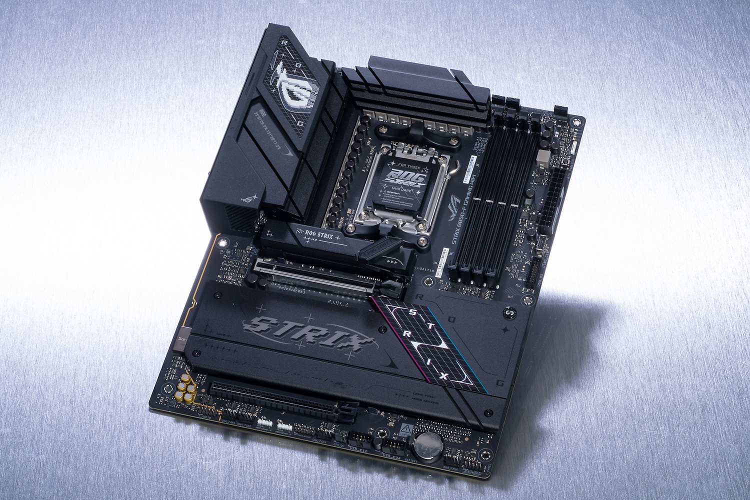 ゲーミングらしいハデさと力強さを感じさせるデザイン。電源回路のヒートシンク上部にはLEDが内蔵されている