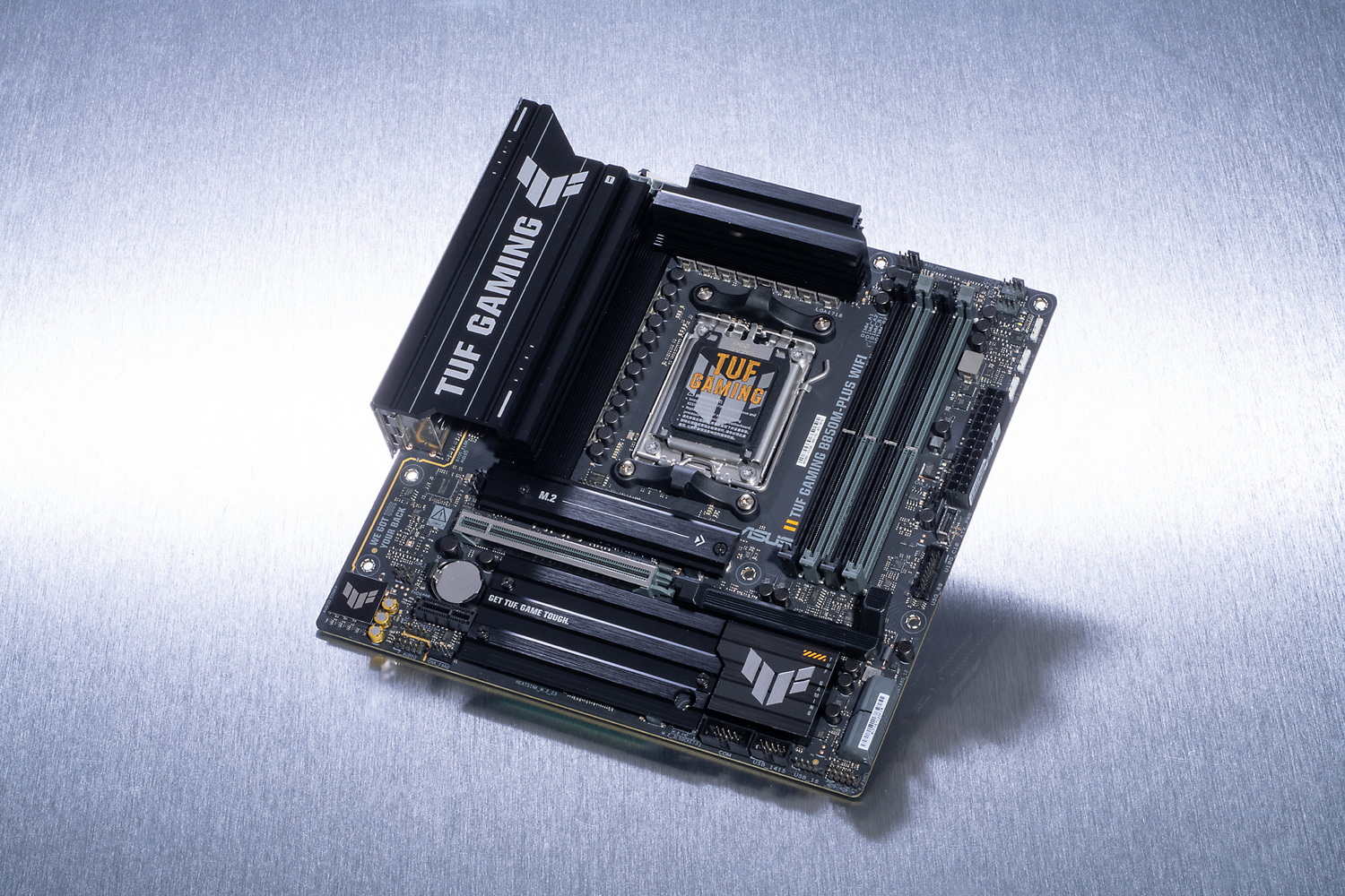 ミリタリーグレードの耐久性に優れた設計に加えて、硬派なデザインもTUF Gamingシリーズの特徴だ