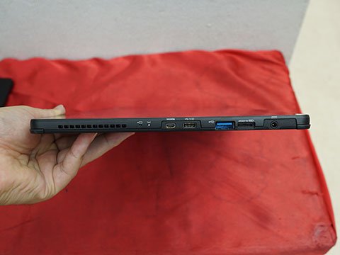 第8世代Core i3搭載の富士通Windowsタブレットが12,800円