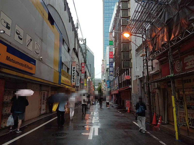 <a href="https://www.tokyoradiodepart.co.jp/" class="deliver_inner_content i">東京ラジオデパート</a>は看板の照明が消えている