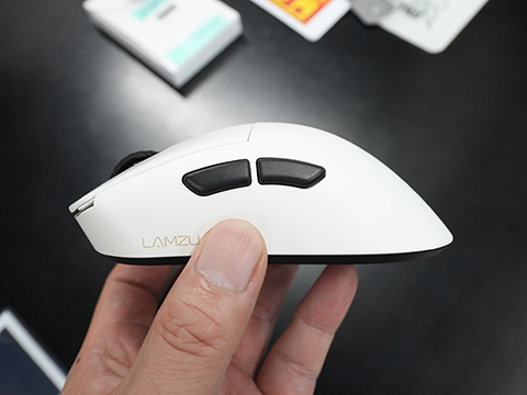 かぶせ持ち/つかみ持ち向け軽量ゲーミングマウス「LAMZU PARO AURORA