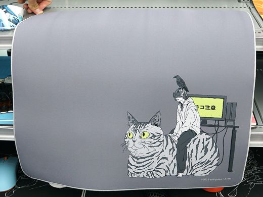 描き下ろしのネコイラストが特徴のマウスパッド「sakiyama x AIM1 夕霧