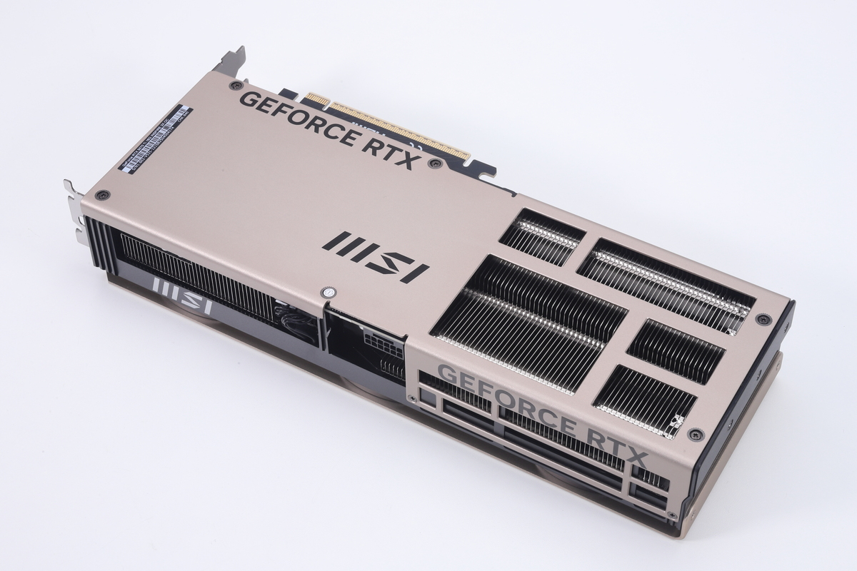 基板裏面には金属製バックプレートを装備。カード後部のヒートシンク部分には通気口を設けてある