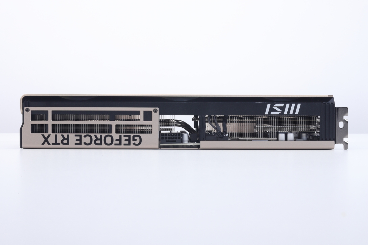 カードの厚みは50mmで、約2.5スロット相当