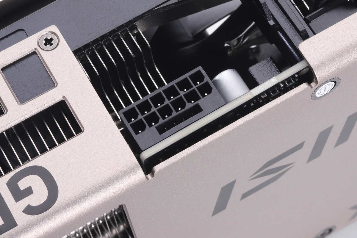 補助電源コネクタは300W対応のPCIe 16ピン(12V-2x6)