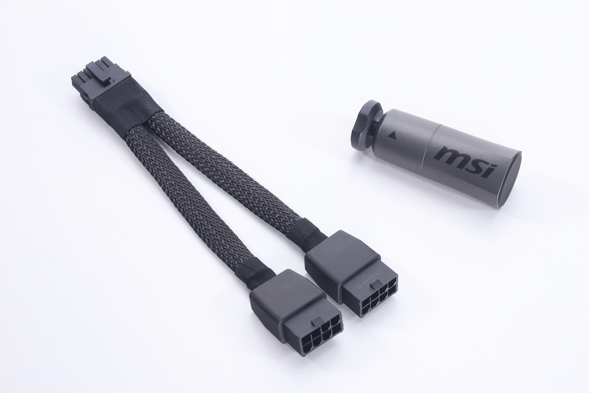 300W対応のPCIe 8ピン×2 to 16ピン変換アダプタと、サポートスタンドを同梱している