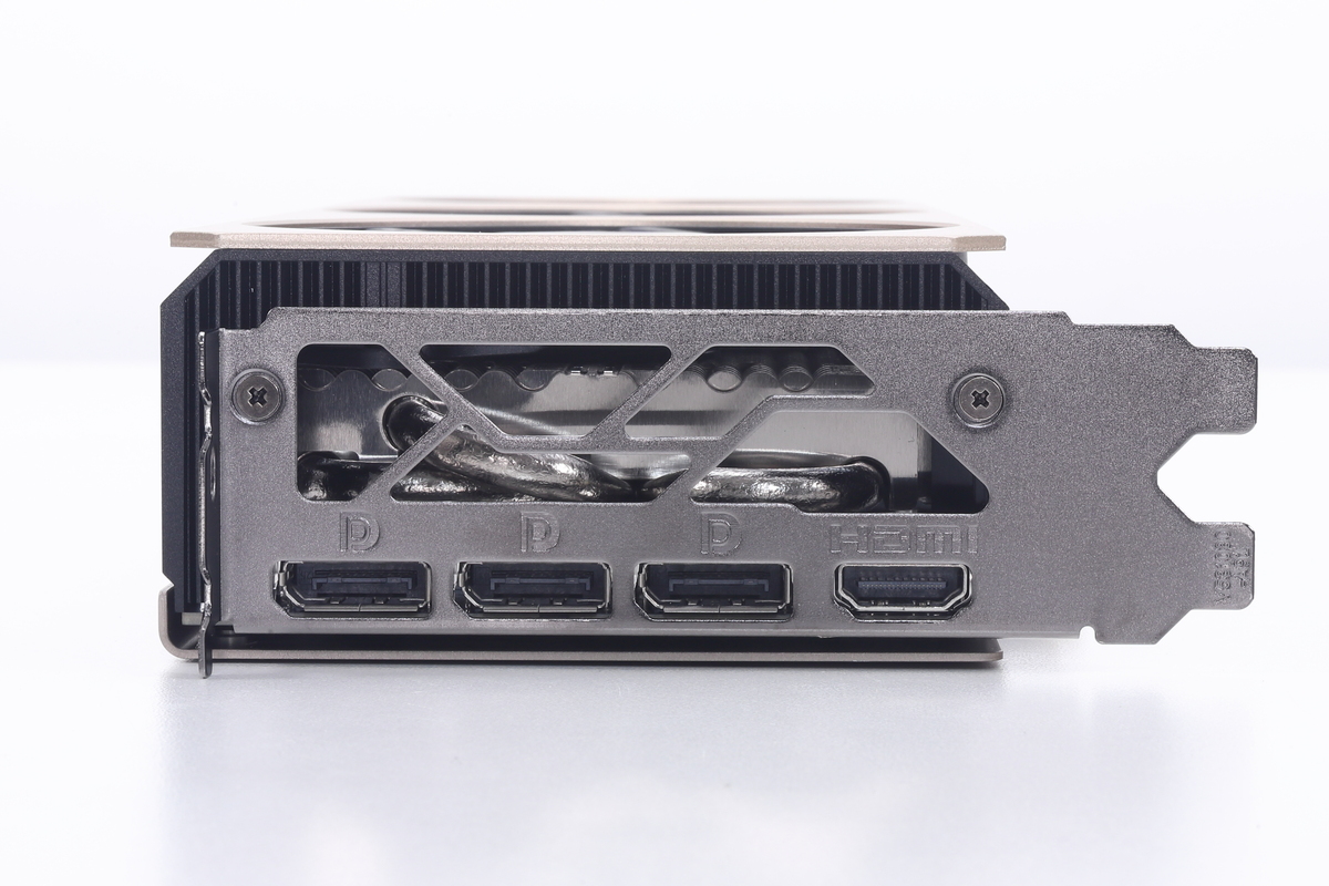 映像出力端子はHDMI 2.1b(1基)とDisplayPort 2.1b(3基)