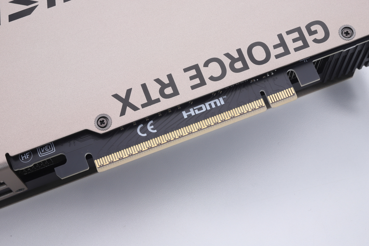 接続インターフェイスはPCIe 5.0 x16レーン対応