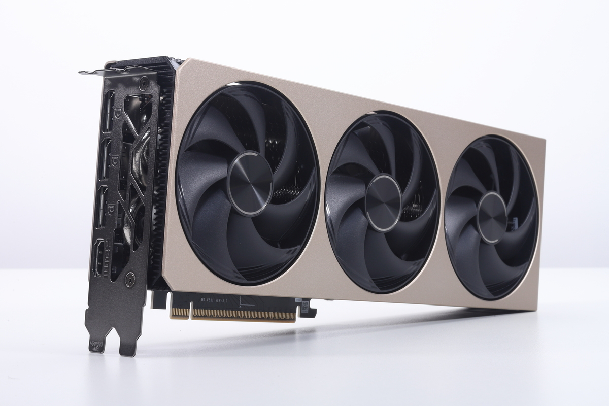 LEDイルミネーションなどの装飾を省略し、実用性を追求した機能美がINSPIREシリーズの特徴