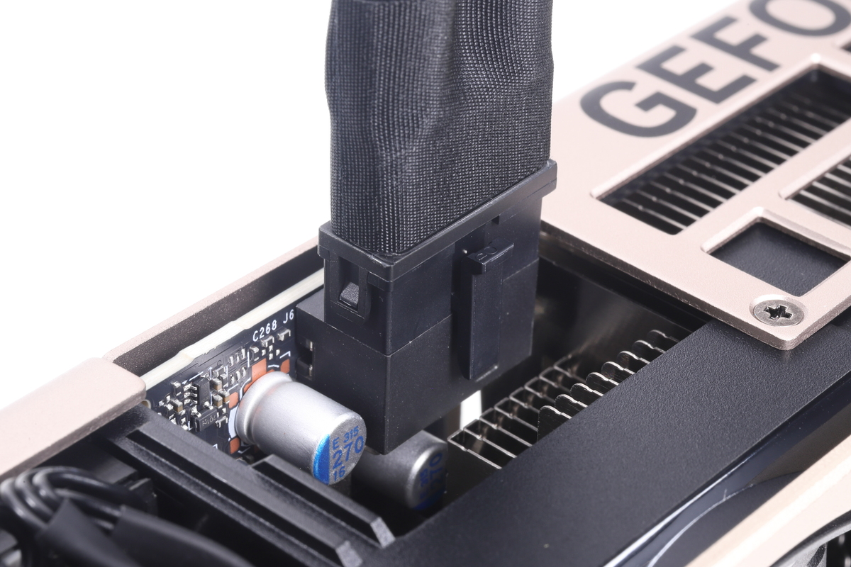 補助電源の16ピンは全方向から接続状況を確認可能