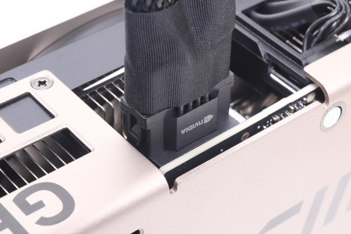 挿し込み不足などの接続不良を目視で確認しやすい設計になっている