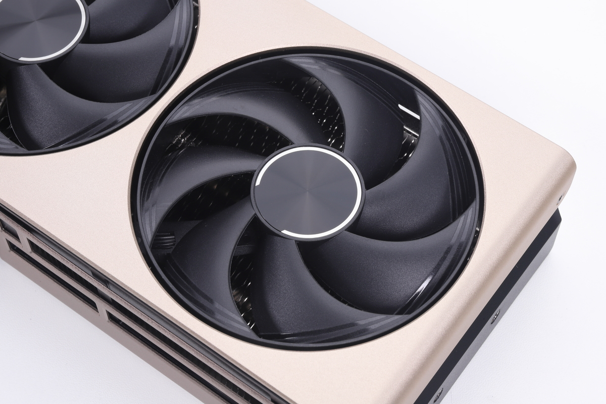高耐久なダブルボールベアリングファンを採用し、PCB内部の銅層を厚くすることで導電性や放熱性を高めるなど、クリエイター用途を意識した要素も取り入れられている