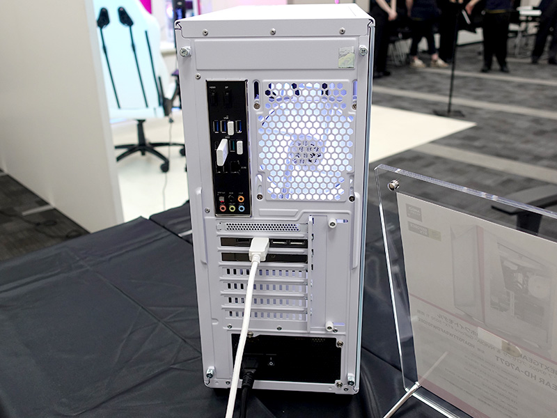 フルタワーケースのフロントI/Oと背面