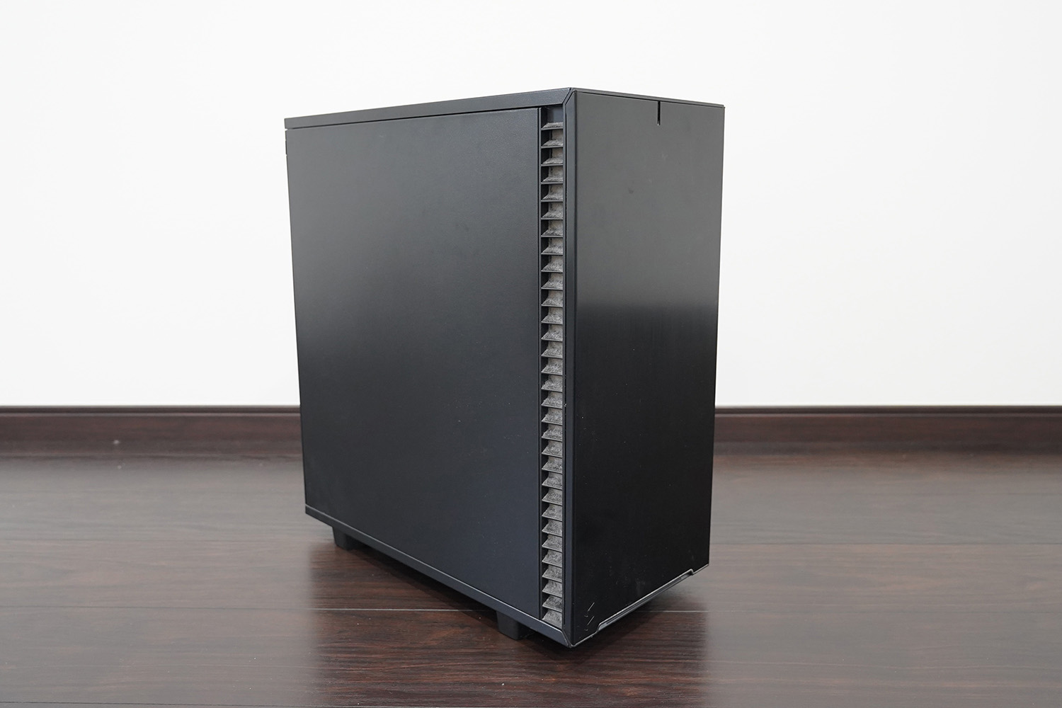 今回掃除する筆者の私用PC。