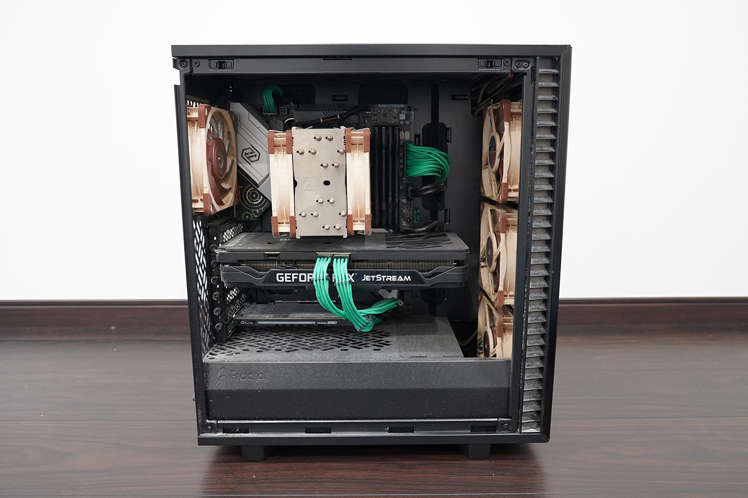 今回掃除する筆者の私用PC。