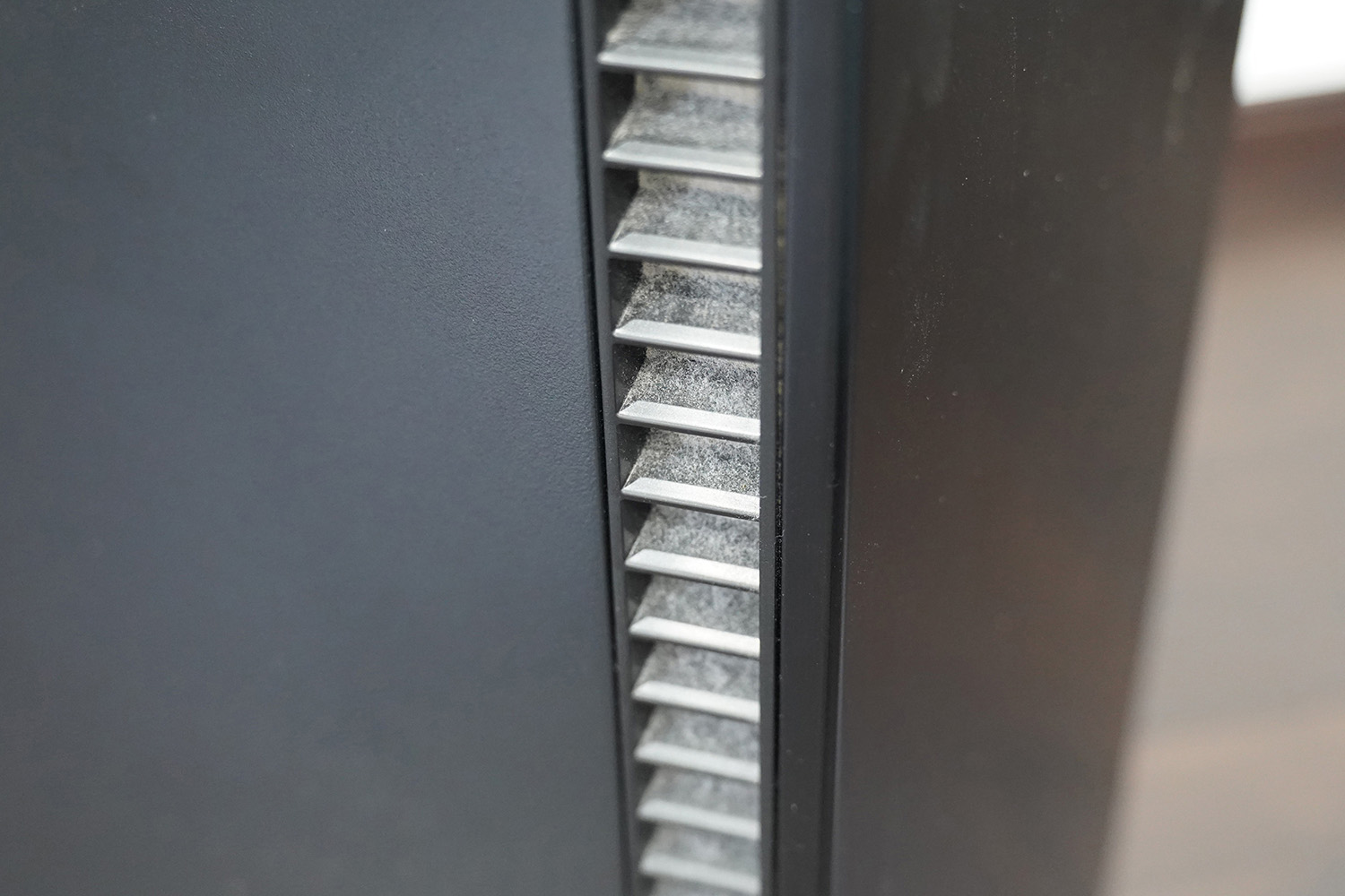 ホコリで様々なところが白く汚れている。