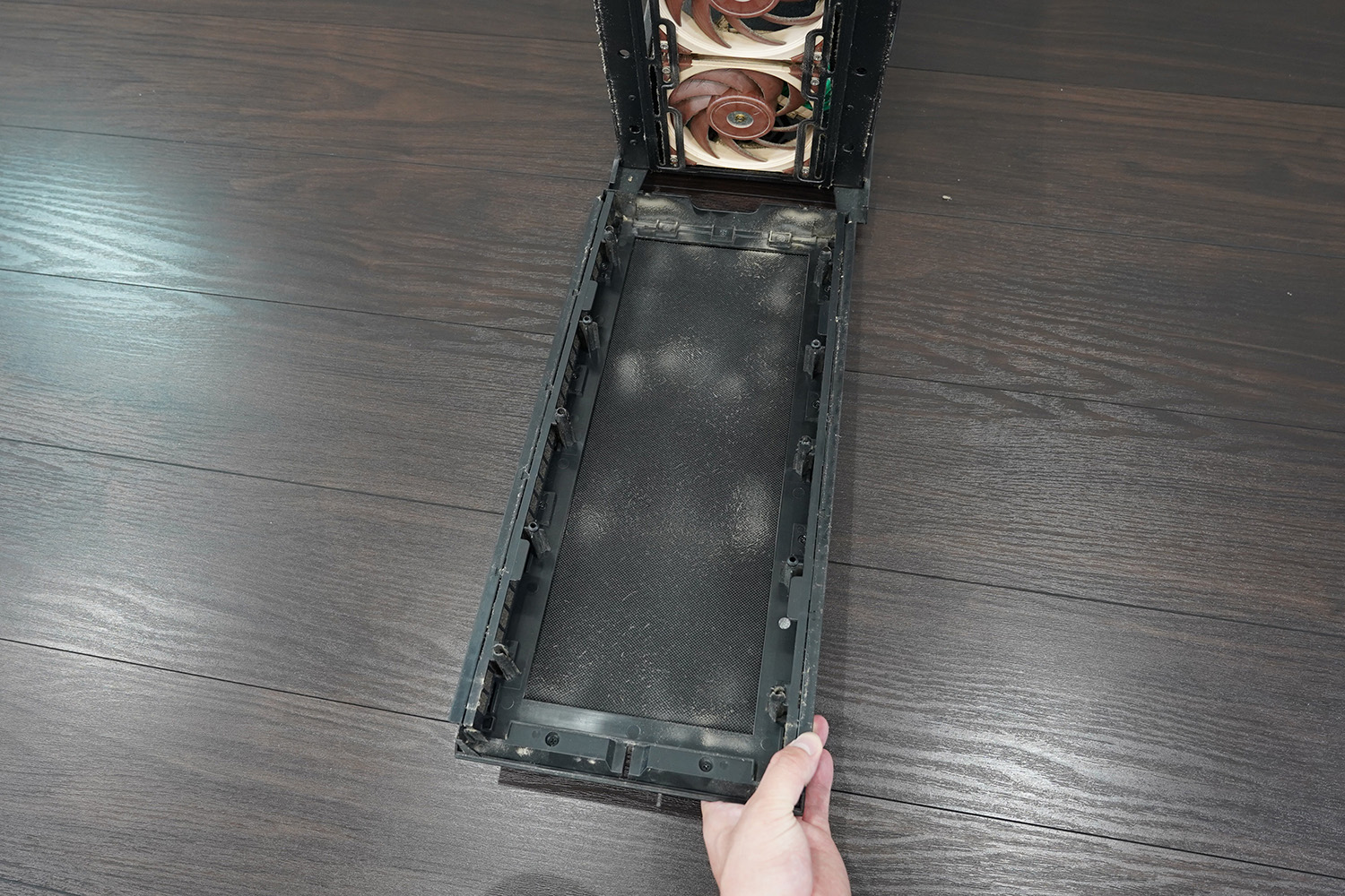 ケースの吸音パネルにも汚れが付着している。