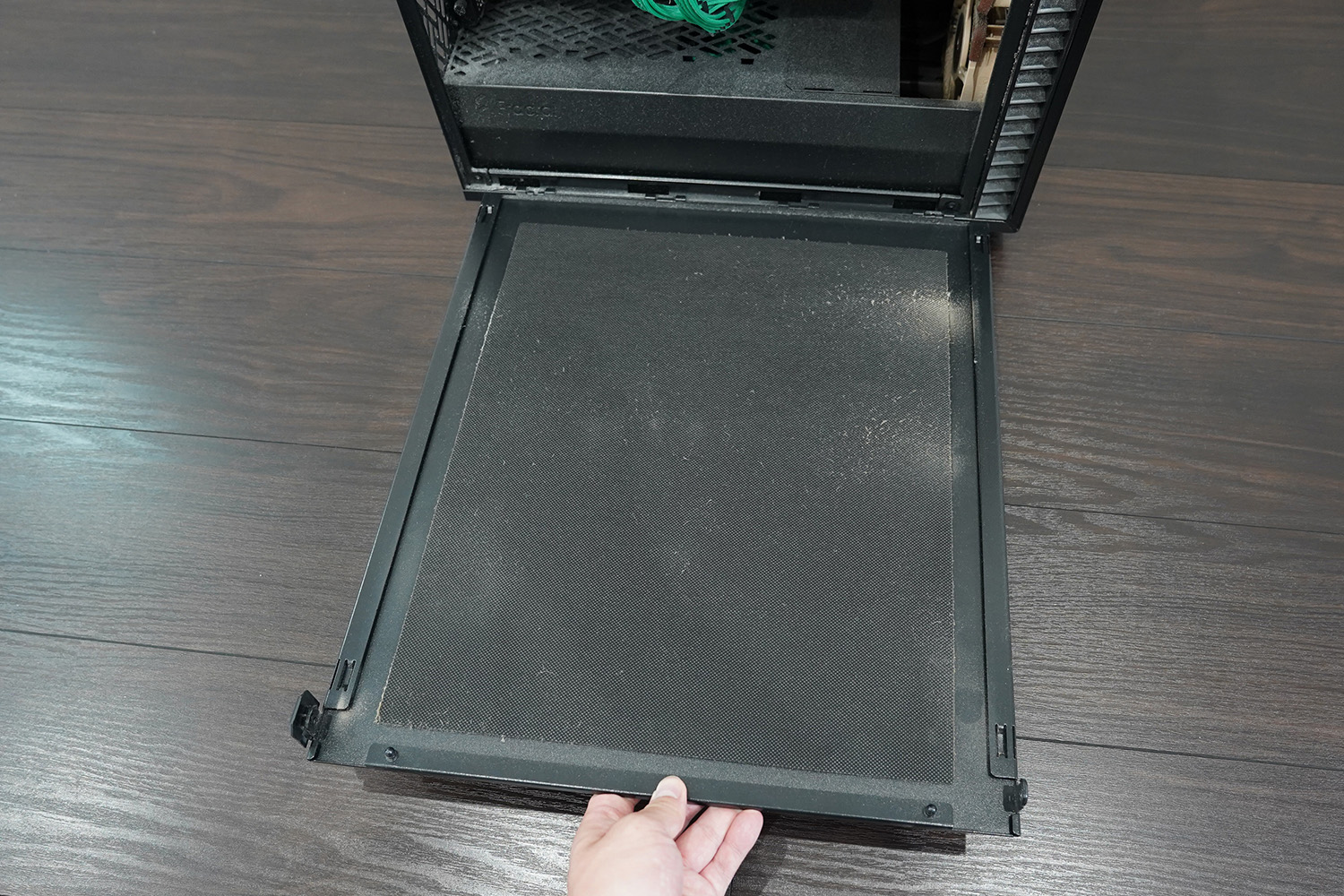 ケースの吸音パネルにも汚れが付着している。