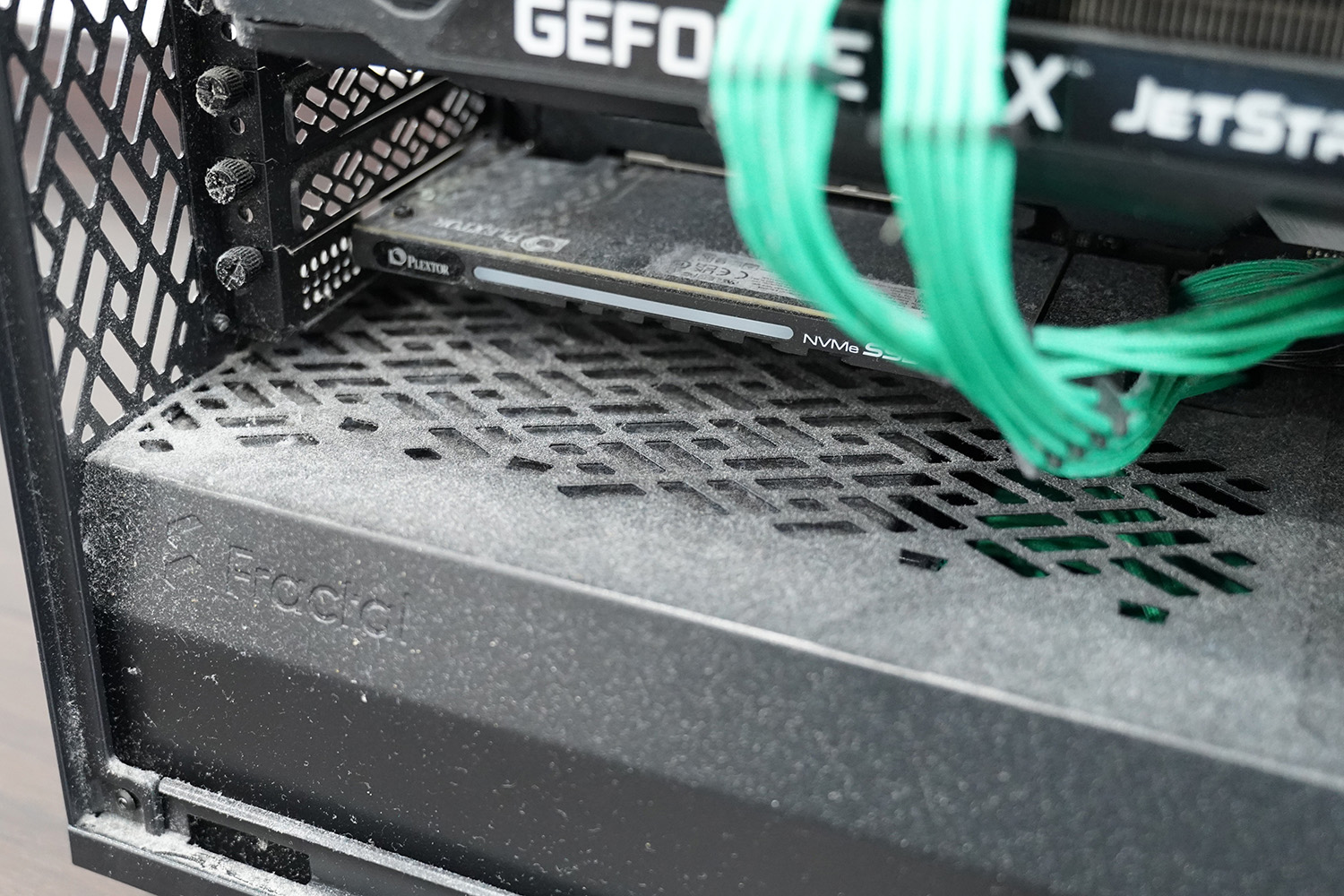 電源シュラウド部は明確に綺麗になった（左:清掃前/右:清掃後）。