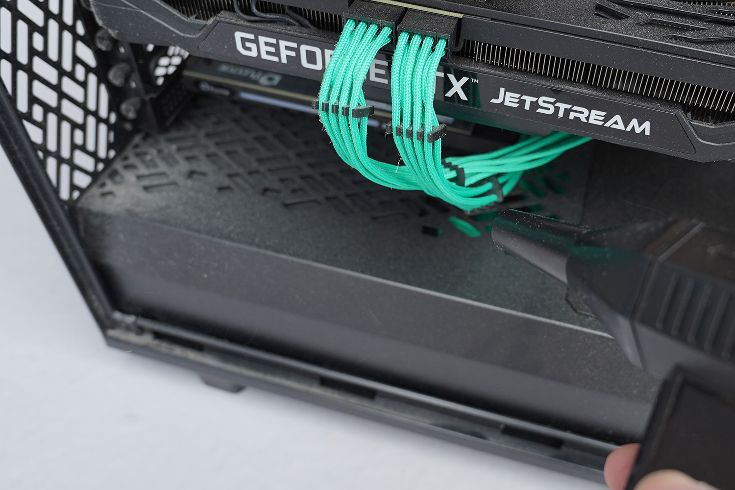 電源シュラウド部は明確に綺麗になった（左:清掃前/右:清掃後）。