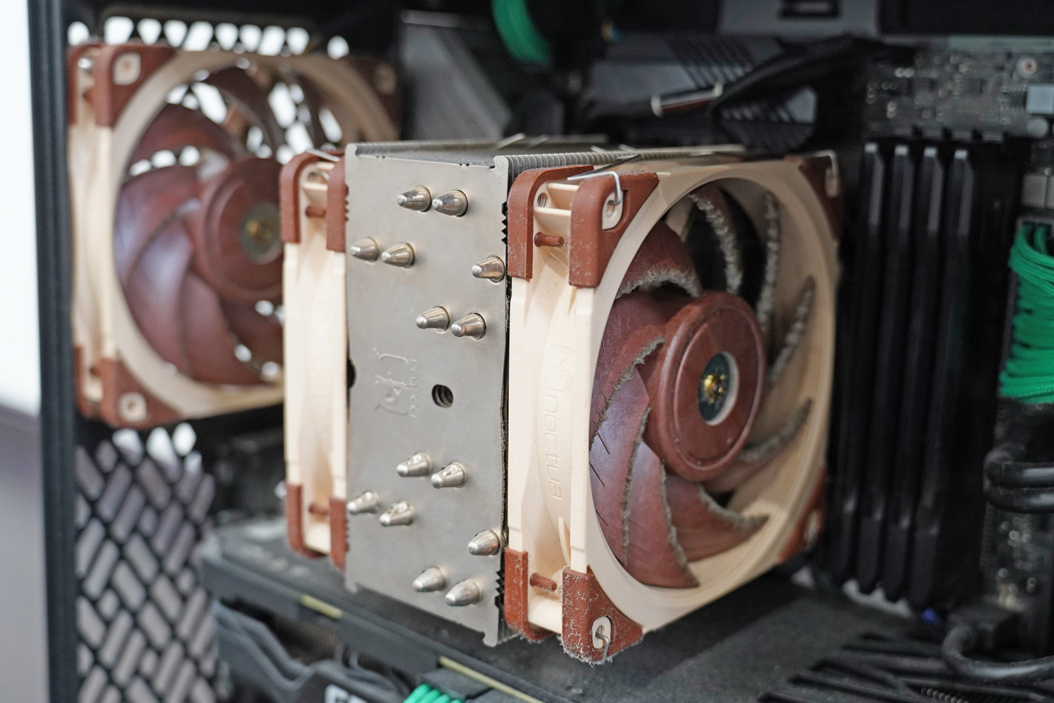 ブレード先端についていた灰色のホコリは大まかに除去することができた（左:清掃前/右:清掃後）。