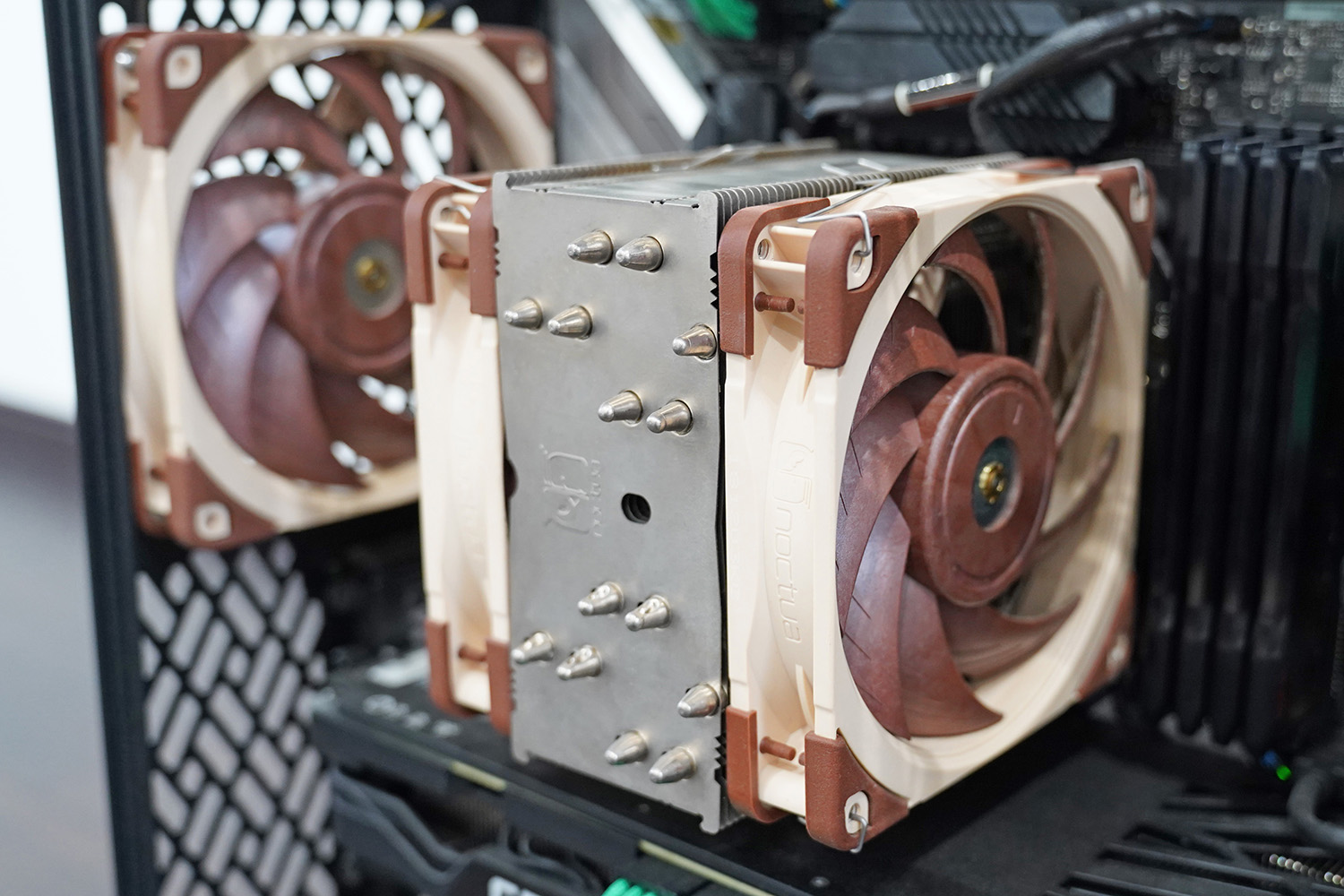 ブレード先端についていた灰色のホコリは大まかに除去することができた（左:清掃前/右:清掃後）。