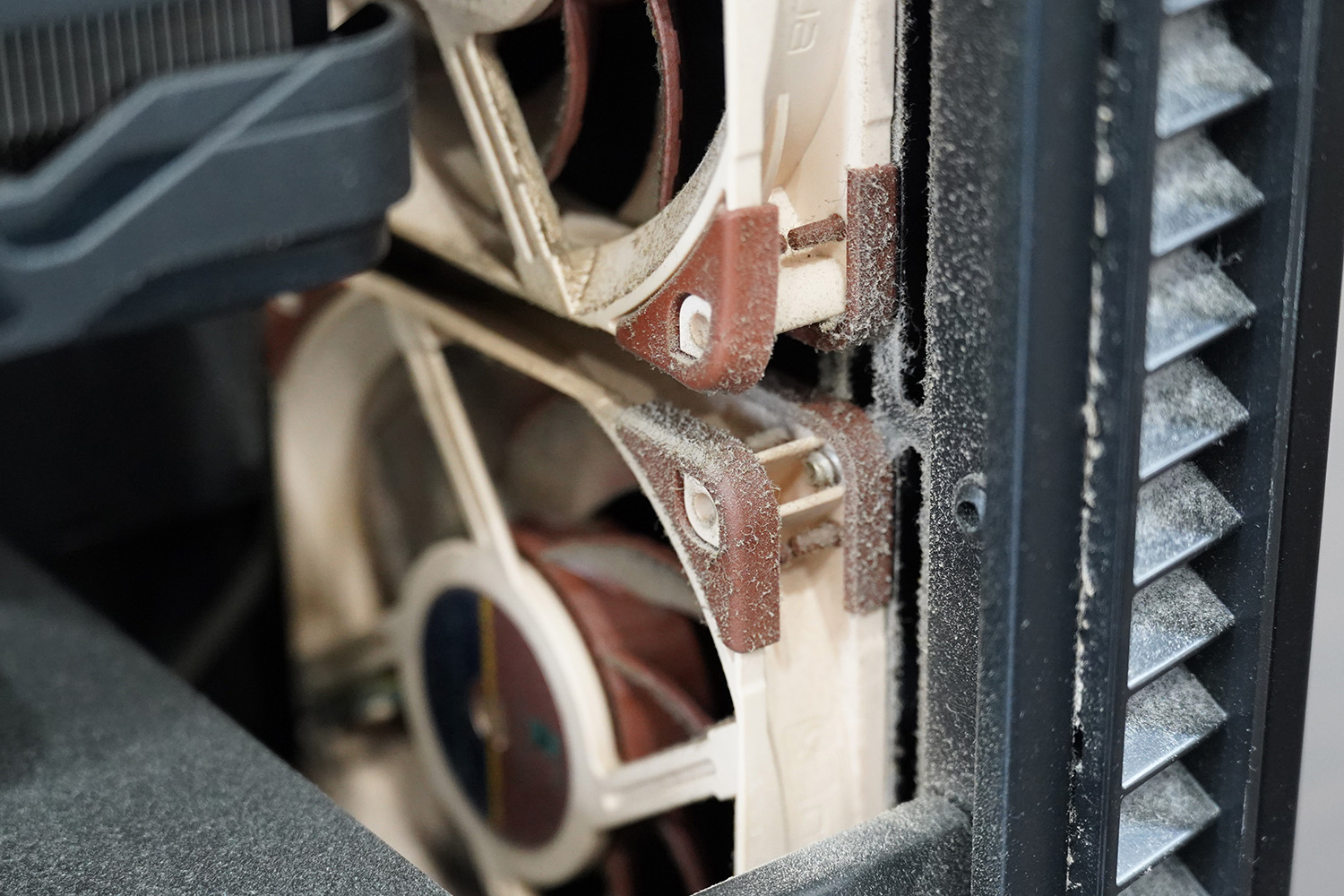 ホコリで様々なところが白く汚れている。