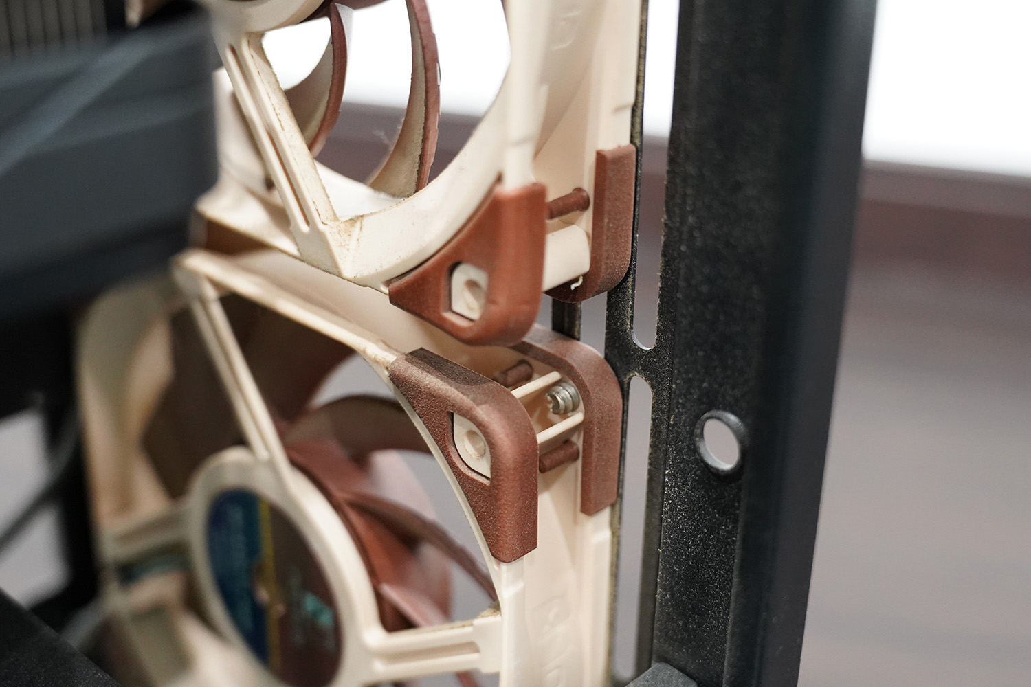 ファンのフレームやブレード裏の土埃のような汚れは最大風力に設定しても綺麗にすることができなかった。