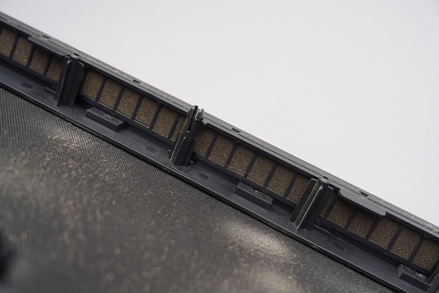 向こうが見えない状態のフィルターもこの通り綺麗に（左:清掃前/右:清掃後）。