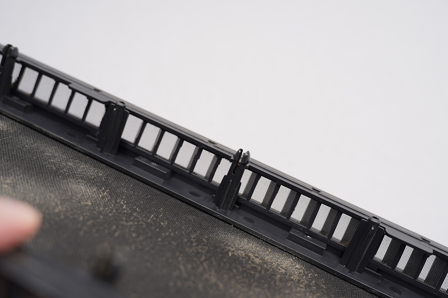 向こうが見えない状態のフィルターもこの通り綺麗に（左:清掃前/右:清掃後）。