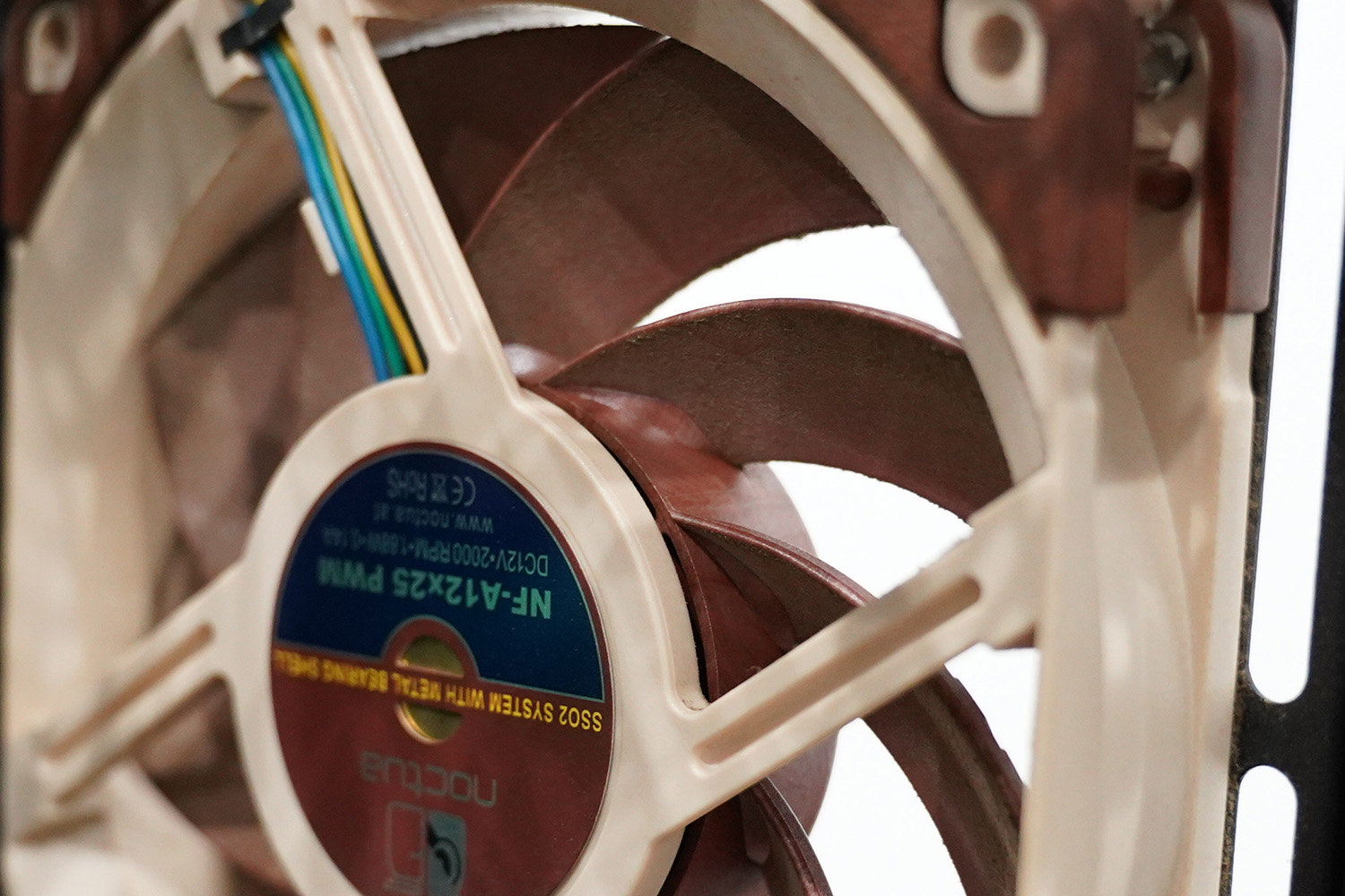 ファンのフレームやブレード裏の土埃のような汚れは最大風力に設定しても綺麗にすることができなかった。