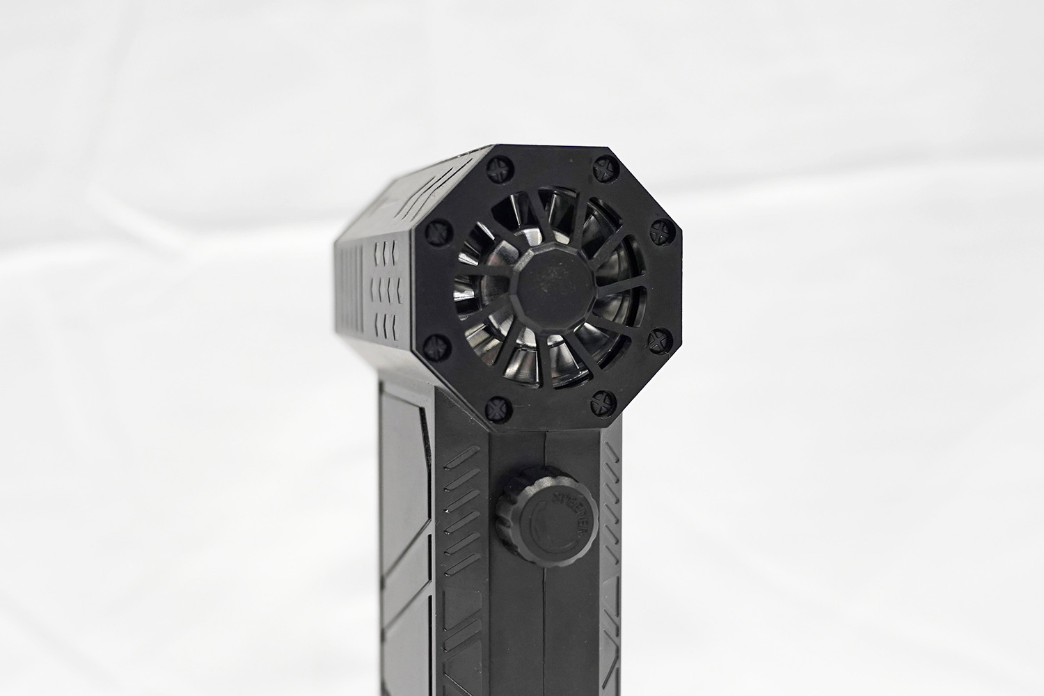 つまみで風力を調整できるUSB充電式の電動エアダスター。