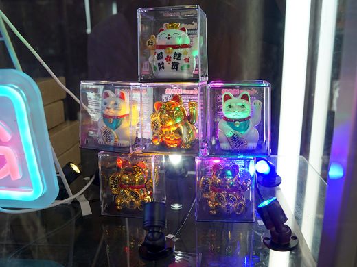 PCやフィギュアのライトアップに便利な「推しカラースポットライト