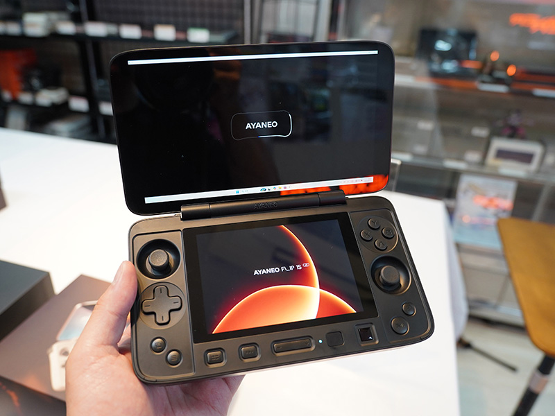 「AYANEO FLIP 1S DS」のシャドウブラックモデル