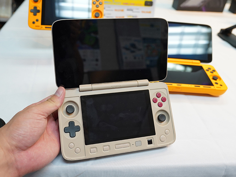 「AYANEO FLIP 1S DS」のレトロパワーモデル