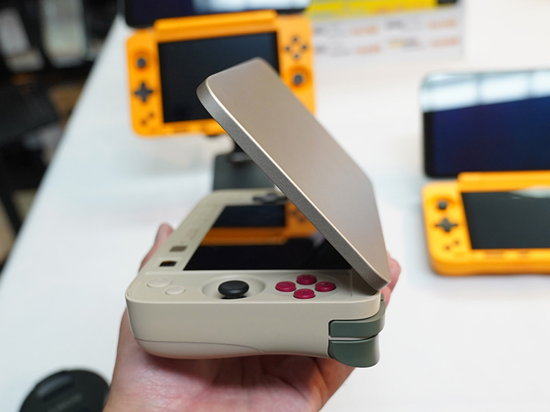 「AYANEO FLIP 1S DS」のレトロパワーモデル