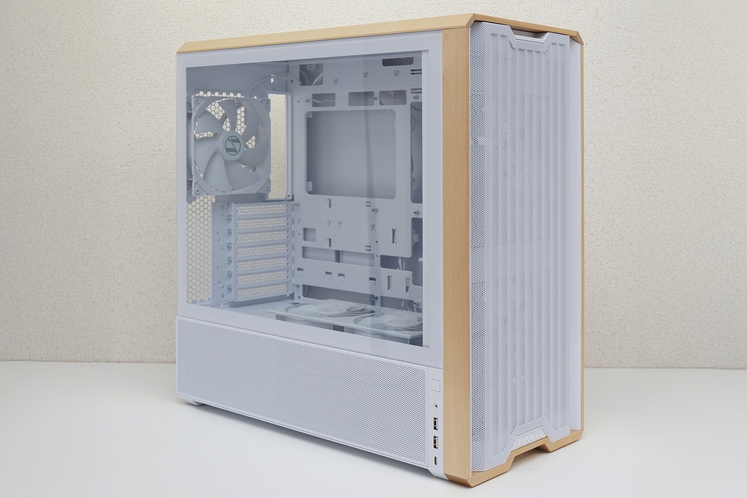 今回試用したホワイトモデルでは、本体色とマッチした明るい色合いのバーチ材を組み合わせている。実売価格は18,000円前後